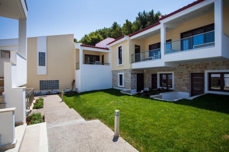 Elpiniki Luxury Apartments Nea Poteidaia Exterior foto